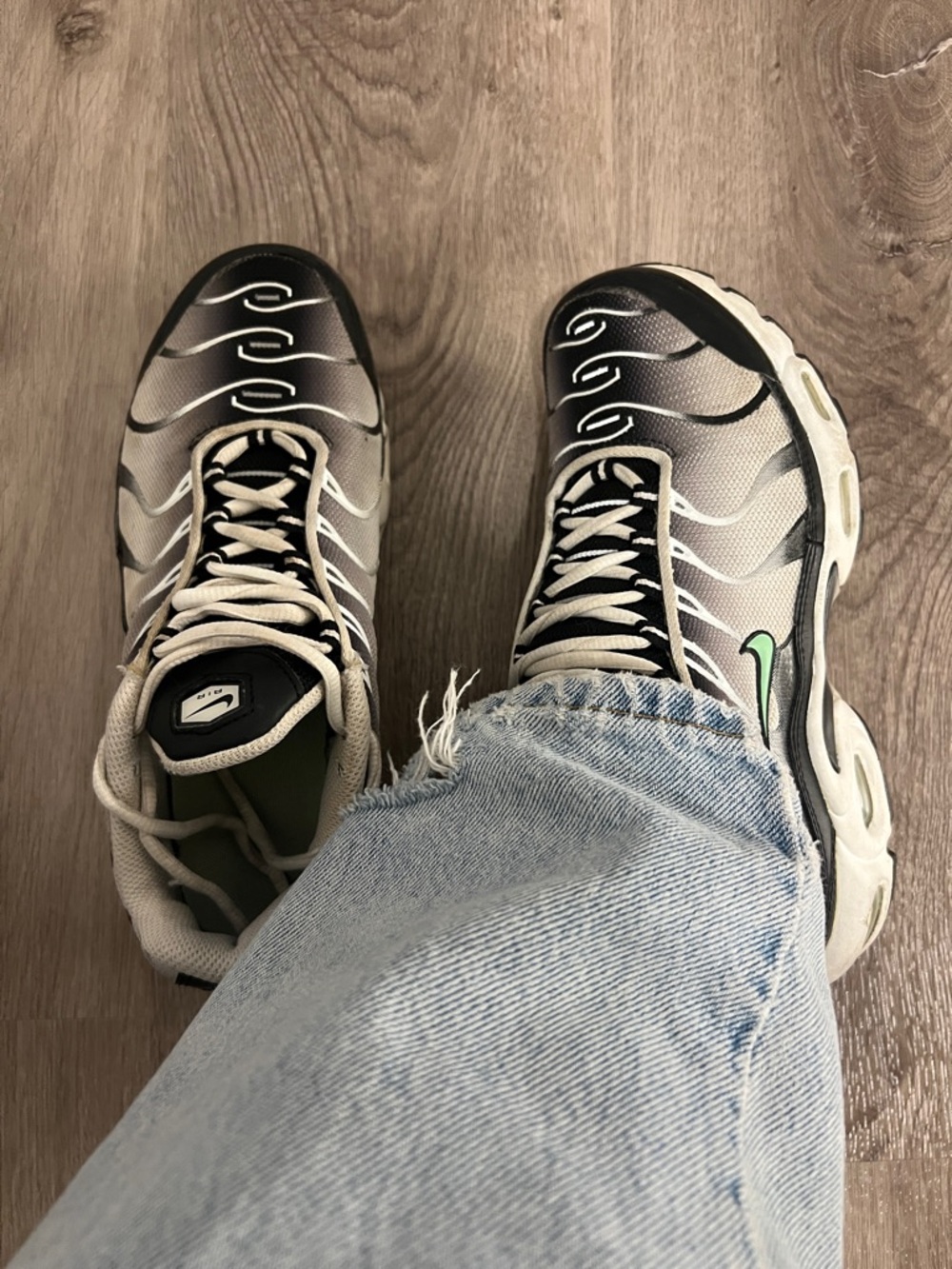 Nike Men's Black, White & Green Gradient Running Sneakers